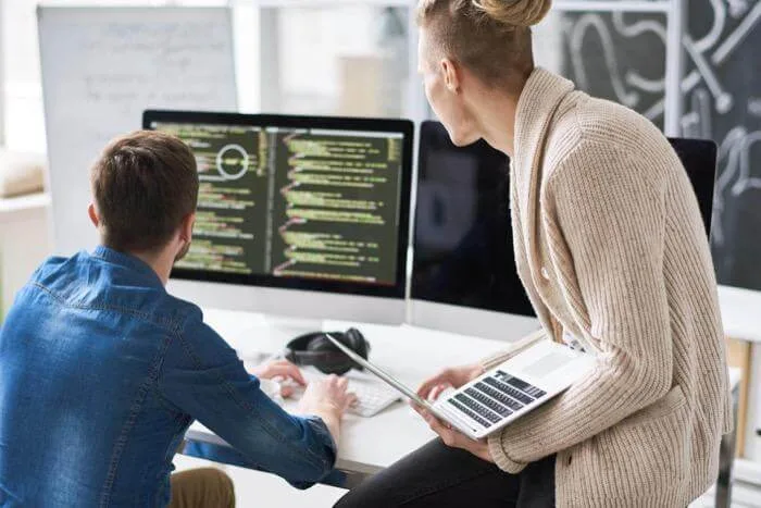 програмисти, които гледат в монитора и оптимизират уеб сайт, те са на температура 22 градиса, която е подходяща за най-голяма креативност и продуктивност